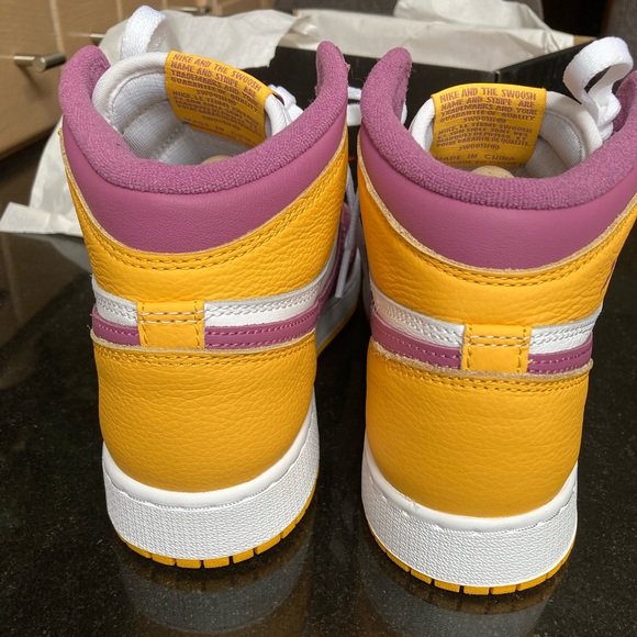 Jordan 1 High OG Brotherhood (Grade School) - Picture 4 of 8